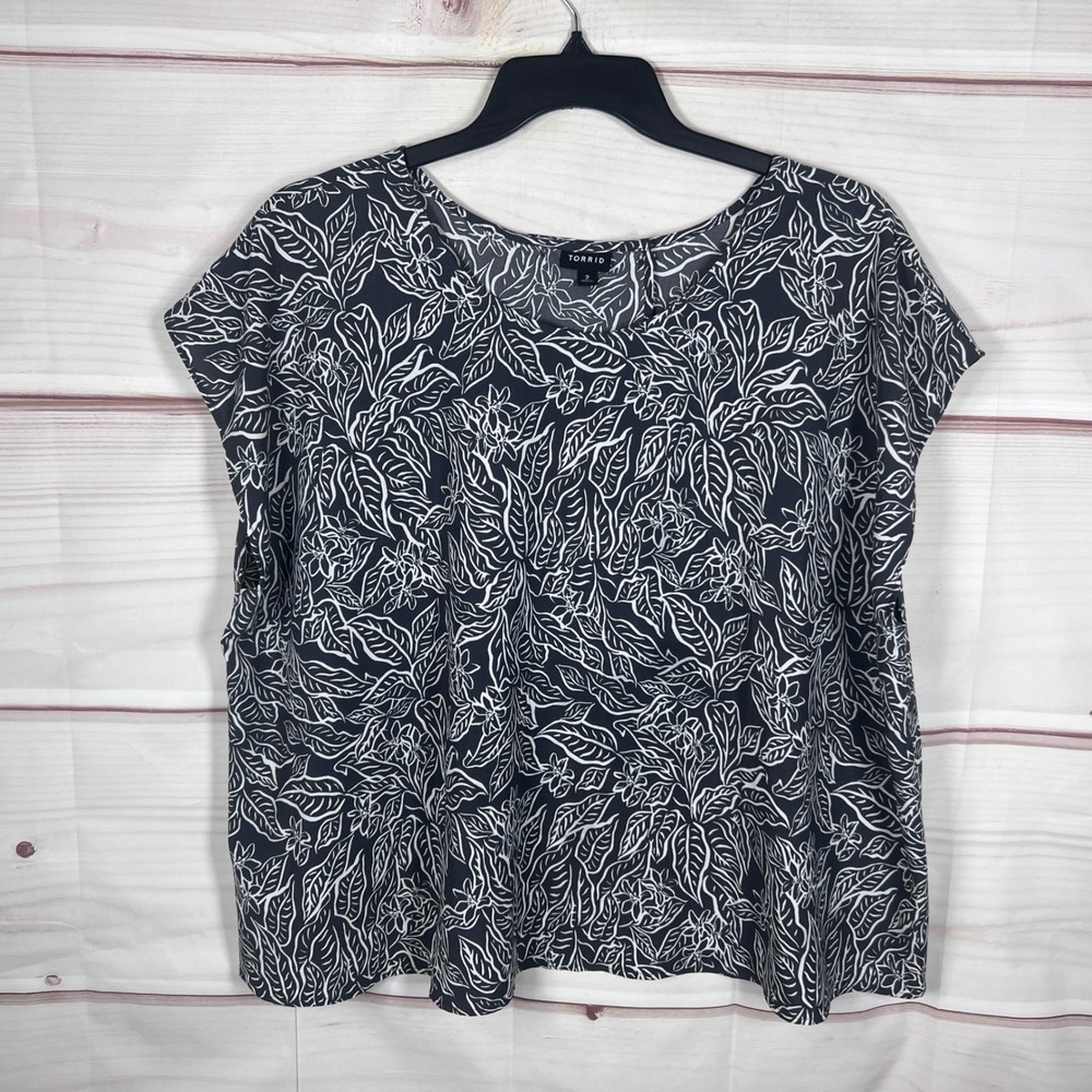 Torrid Blouse Womens 2 2X Gray Floral Short Sleeve Scoop Neck Split Back Top
